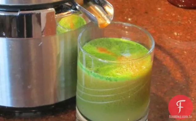 Suco do impulsionador do cálcio da Cenoura e da maçã da couve para o Juicer