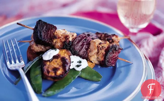 Cominho-frango com alho e kebabs de beterraba