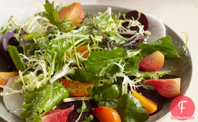 Salada verde misturada com beterraba e Daikon