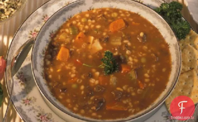 Carne, cevada e sopa de legumes