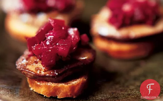 Crostini de fígado de frango com Salsa de beterraba