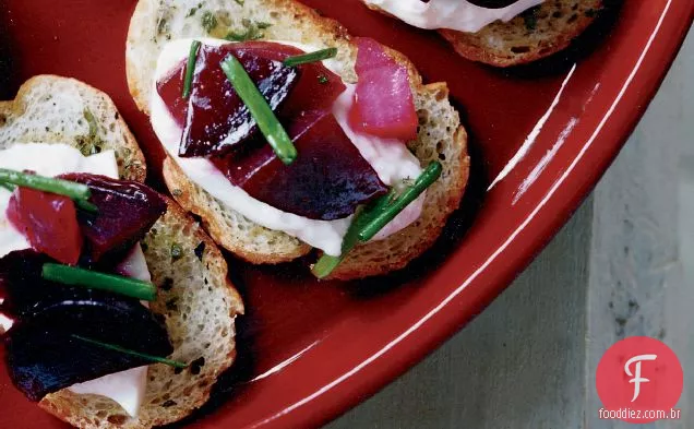Beterraba e Burrata Crostini