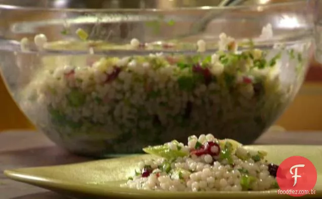 Cuscuz israelense com aipo, cebolinha e Cranberries