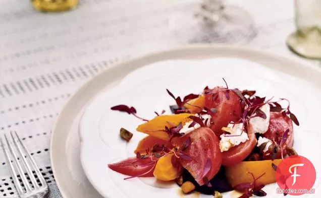 Salada de beterraba assada com queijo de cabra e pistache