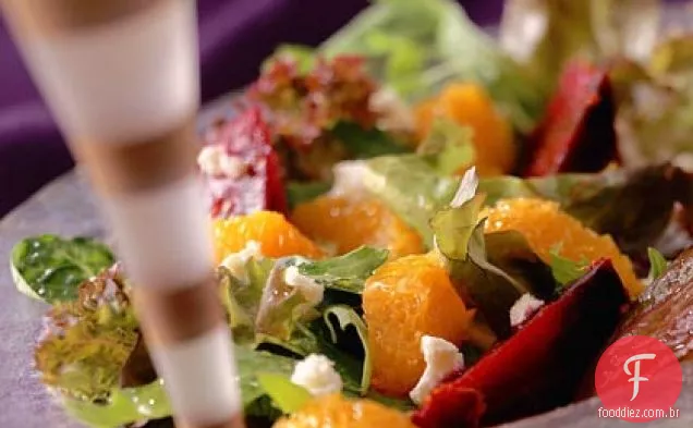 Salada de campo com tangerinas, beterraba assada e queijo Feta