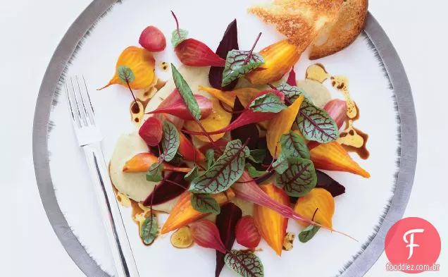 Salada de beterraba e azeda vermelha com pistache