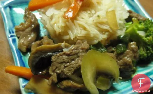 Frite carne e legumes