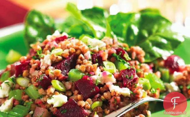Salada de Kasha e beterraba com aipo e queijo Feta