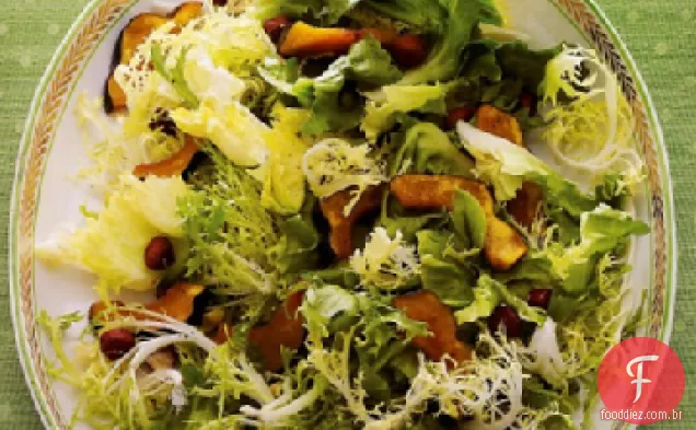 Salada de chicória com abóbora de bolota assada de bordo