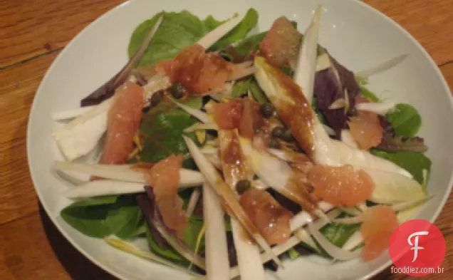 Salada de chicória com laranjas e cebolas vermelhas