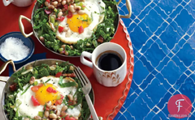 Ovos Shirred com Salsa de ervilha de Olhos Pretos e couve