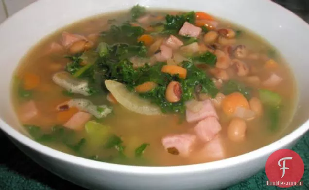 Sopa de ervilha de olhos pretos com presunto e verduras
