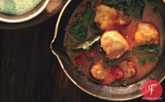 Sopa mista de verduras e linguiça com bolinhos de Fubá
