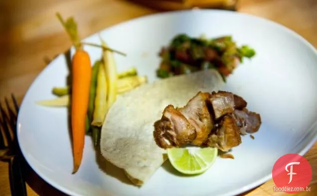 Carnitas com legumes em conserva picantes e salada de cactos