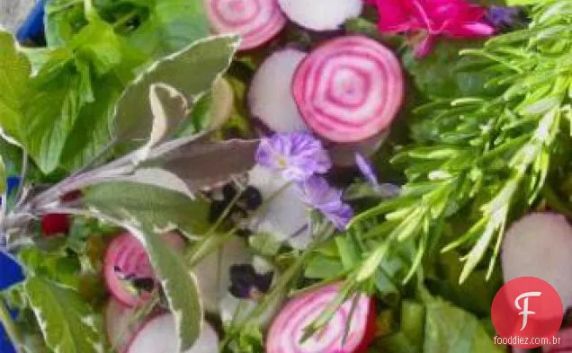 Salada inglesa elisabetana de ervas e flores com molho de mel