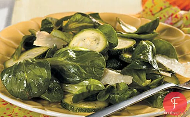 Salada de abobrinha, parmesão e Mâche