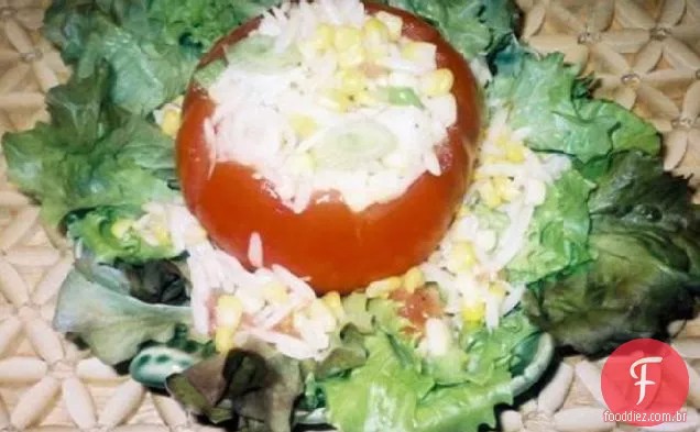 Orzo-salada de milho em cascas de tomate