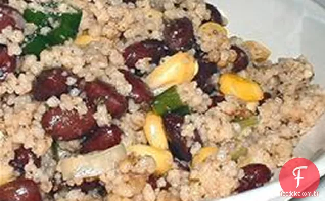 Feijão preto e salada de cuscuz