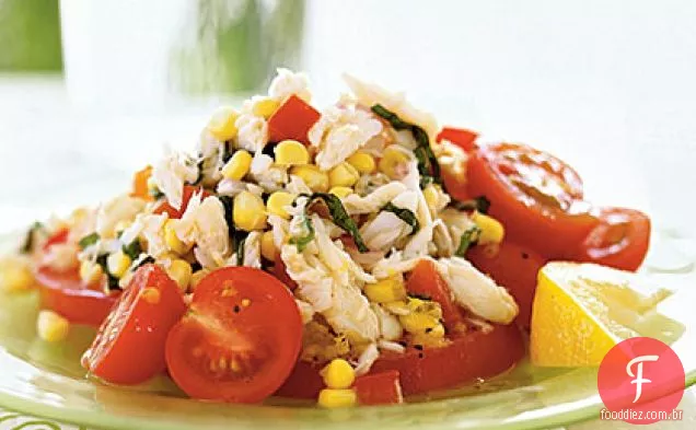 Salada de caranguejo, milho e tomate com molho de manjericão e limão