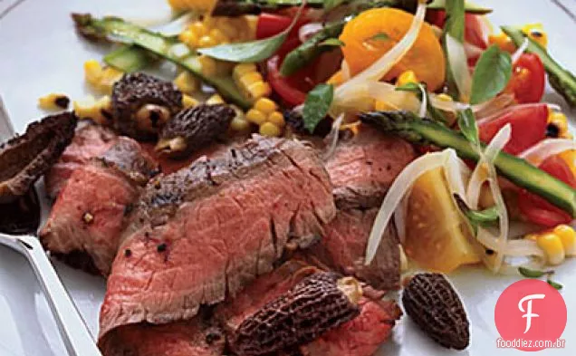 Bife de flanco grelhado com salada de milho, tomate e aspargos