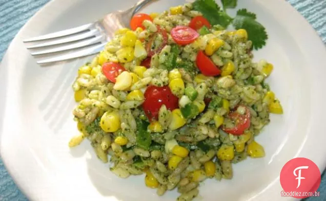 Salada de legumes, feijão e Quinoa com molho de abacate