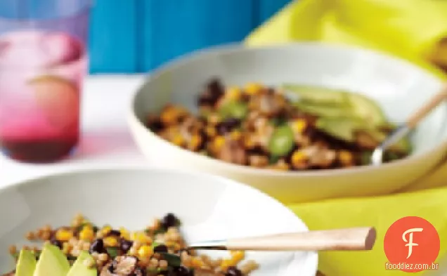 Salada de cuscuz com feijão preto, cogumelos e milho