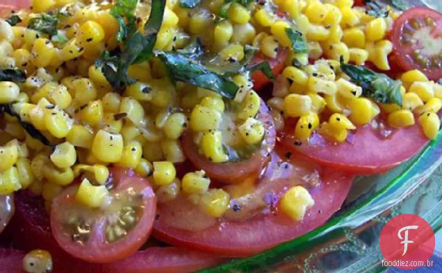 Tomates fatiados com milho e manjericão