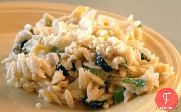 Salada Orzo com milho e pepino-molho Feta