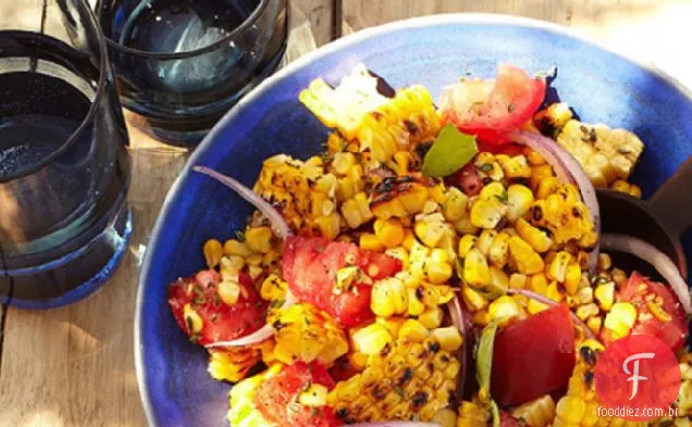 Salada de milho carbonizada com manjericão e tomate