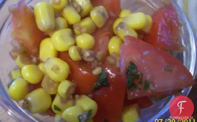 Salada de milho, tomate e manjericão