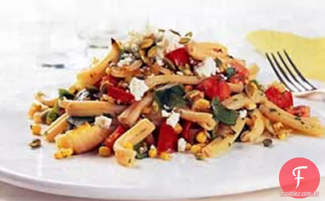 Salada de macarrão quente com milho assado e Poblanos