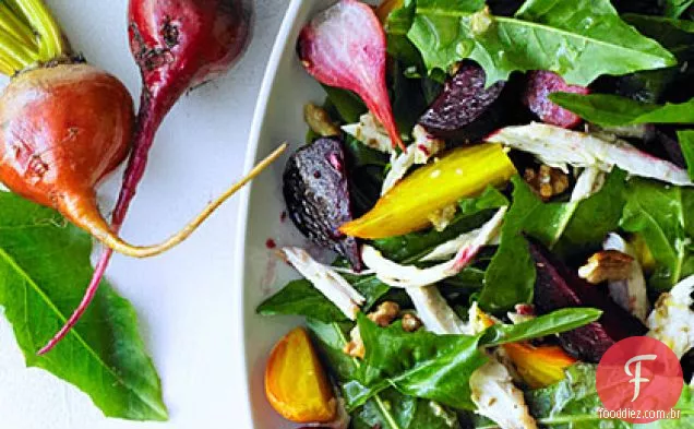 Salada de frango com beterraba assada e dente de Leão verdes