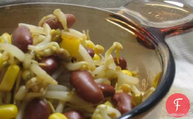 Tigela de feijão, milho e brotos escandalosamente fácil e saudável para um (vegano)