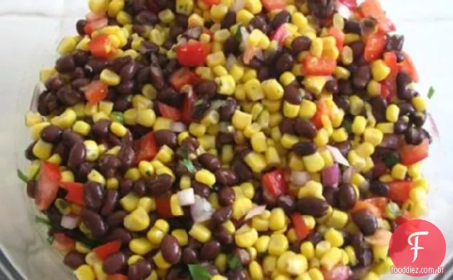 Feijão preto e salada de milho
