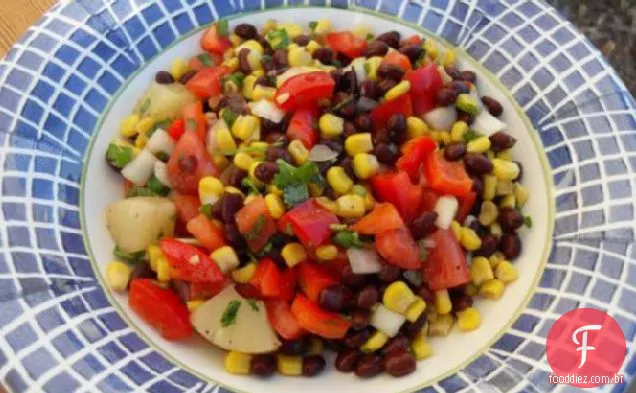 Feijão preto e salada de milho