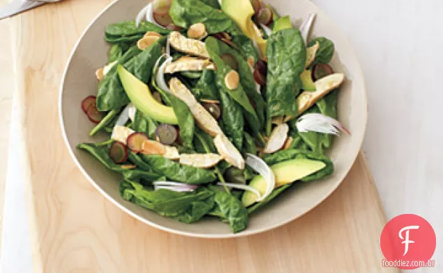 Salada de frango com uvas, abacate e amêndoas sobre espinafre