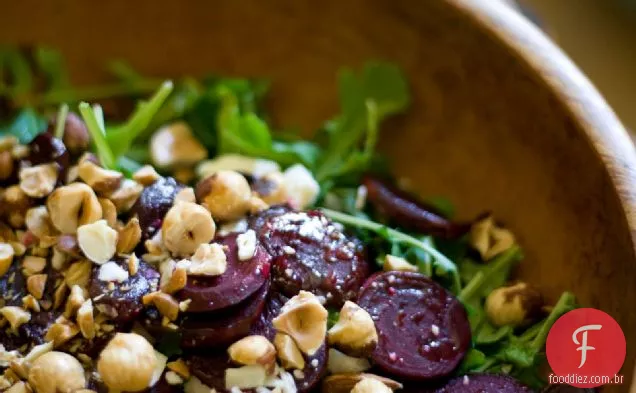 Salada Assada De Beterraba E Avelã Com Molho Balsâmico De Mel