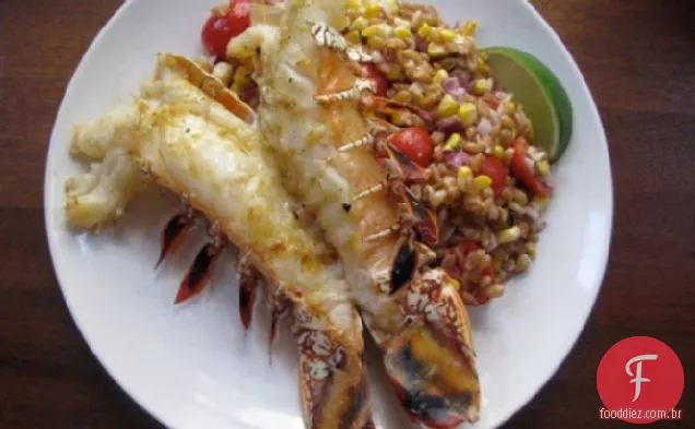 Ceia de domingo: caudas de lagosta grelhadas com farro quente, milho assado e salada de tomate