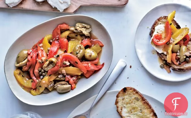 Salada de anchova e pimenta assada com queijo de cabra