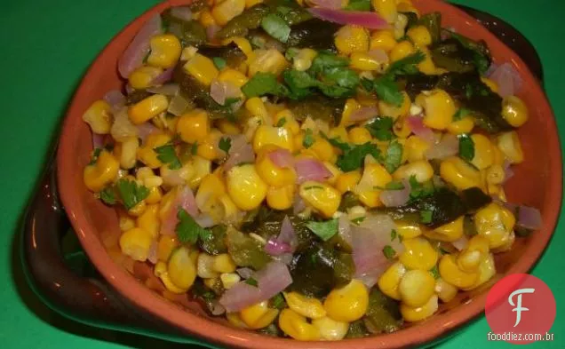 Milho e salada Poblano assada a fogo com coentro