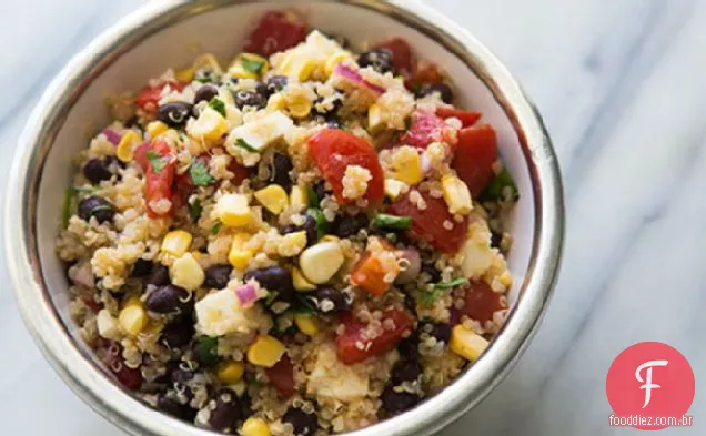 Salada mexicana de Quinoa com feijão preto, Milho e tomate