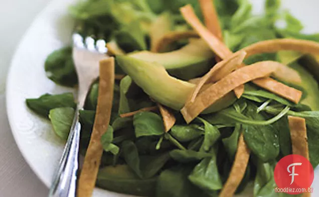Salada de Mâche e abacate com tiras de tortilha