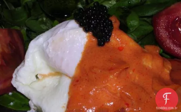 Ovos escalfados na salada de campo com molho de tomate e Caviar