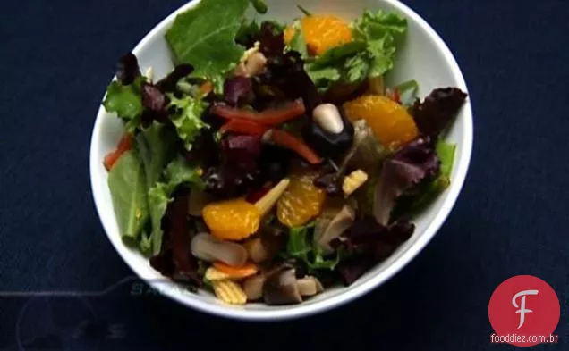 Salada asiática com molho de gergelim