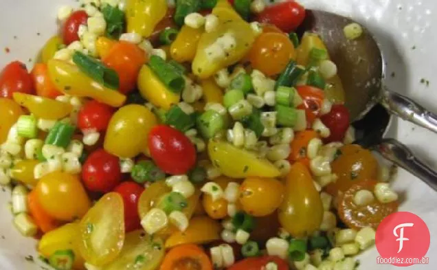 Salada de milho e tomate com molho de coentro