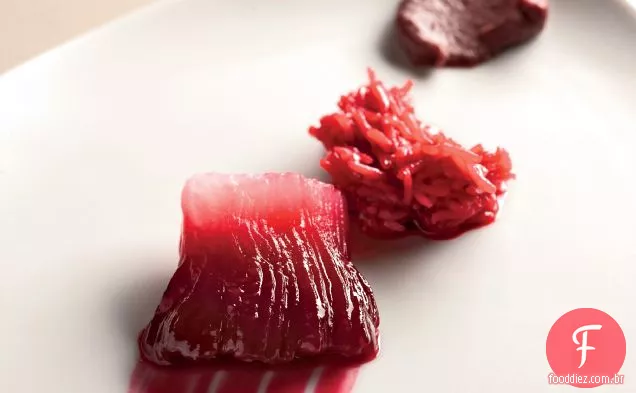 Daikon com infusão de beterraba e laranja com purê de cebola