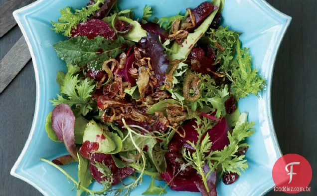 Beterraba, cereja em conserva e salada crocante de chalota