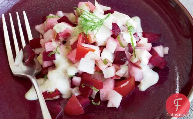 Salada de beterraba, erva-doce e Jicama com molho de noz de macadâmia