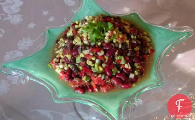Feijão preto e salada de milho com abacate