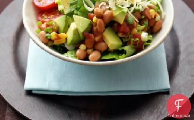 Salada de feijão, milho e tortilha